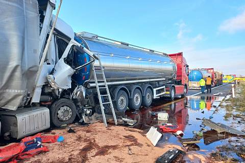 Dopravu na dálnici D2 ve směru na Brno zablokovala nehoda kamionů.