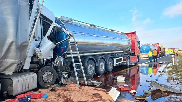 Dopravu na dálnici D2 ve směru na Brno zablokovala nehoda kamionů