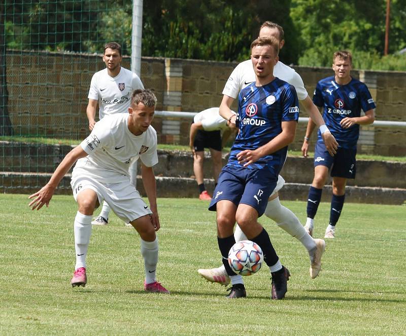 Lanžhotští fotbalisté (v bílém) hráli v přípravě i s třetiligovým Slováckem B, kterému podlehli 1:2. V poháru narazí na Hodonín.