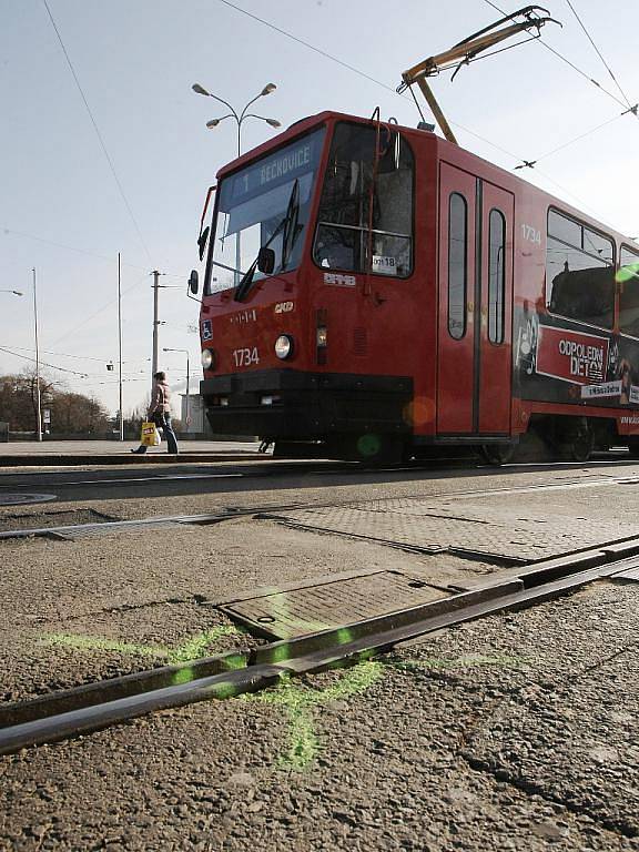 Popraskané tramvajové koleje na Moravském náměstí v Brně.