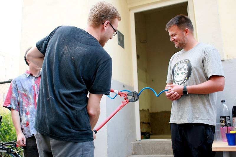 Ještě před několika měsíci obývaly zchátralé prostory naproti bývalé Vlněně dřevomorky. Nyní je čeká barevnější budoucnost. V Přízové ulici si ve středu otevřela dílnu sdílená Rekola. 