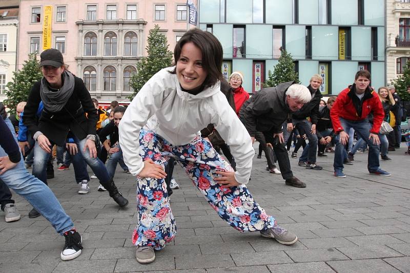 Tancem na brněnském náměstí Svobody v pátek studenti a vyučující Masarykovy univerzity připomněli pětadevadesáté výročí založení školy.