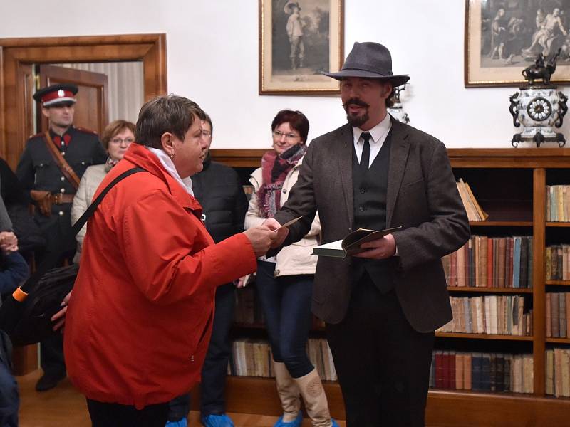 Netradiční prohlídka vrátila v sobotu večer návštěvníky vládní vily v brněnských Pisárkách o sto let zpátky do minulosti. Řešili detektivní případ. 