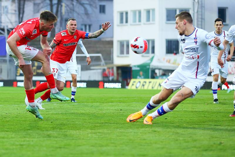 Fotbalisté Zbrojovky (v červeném) prohráli v derby s Líšní 1:3