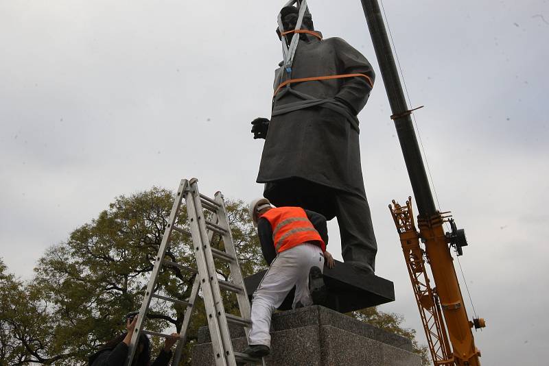 Socha Leoše Janáčka se po dvou letech vrací před Janáčkovo divadlo.