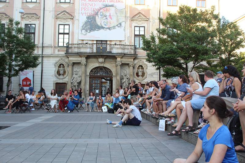 Tanečníci Národního divadla Brno představili baletní choreografii přímo v centru města. Vystoupili jako součást festivalu Uprostřed.