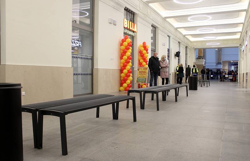 V úterý slavnostně otevřeli opravené levé křídlo výpravní budovy brněnského hlavního nádraží. Je tam supermarket, přibyly lavičky. Na začátku příštího roku zprovozní i toalety.