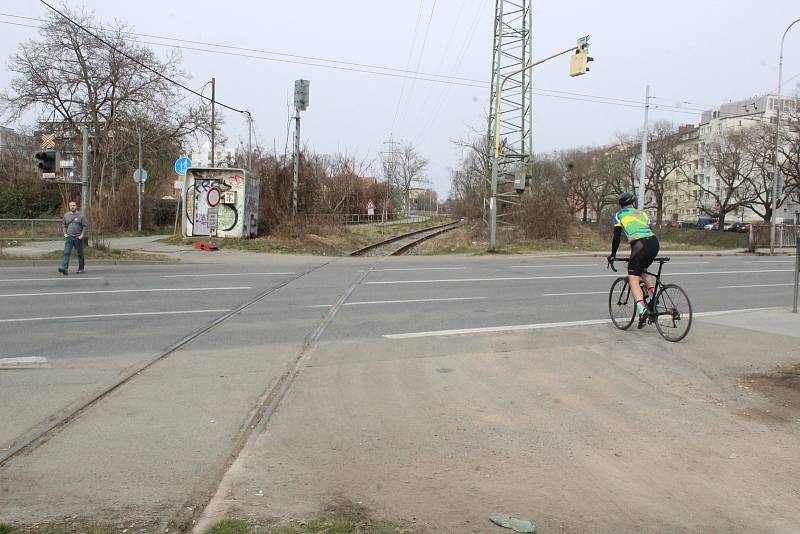 Dlouhodobě problematické je rozdělení cyklostezky frekventovanou silnicí v Hladíkově ulici. Cyklisté zde často přejíždějí mimo přechod a riskují. Vše by měl vyřešit nový podchod.