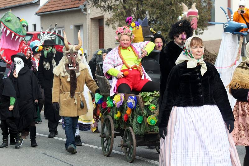 Brněnskou Líšní prošel v sobotu odpoledne průvod krojovaných a maškar.