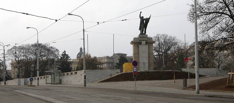 Zrekonstruovaný park na Moravském náměstí a u Janáčkova divadla.