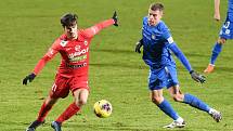 Brno 22.1.2021 - domácí FC Zbrojovka Brno (Ondřej Pachlopník) v červeném proti FC Slovan Liberec (Mario Pourzitidis)