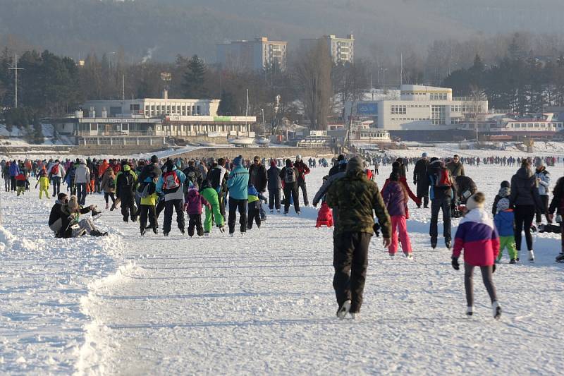 Bruslařskou dálnici na Brněnské přehradě využívají o víkendu davy lidí.