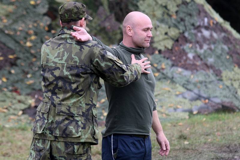 V areálu rozvodny v Sokolnicích na Brněnsku ve středu cvičili zásahy vojáci, policisté a záchranáři Českého červeného kříže.