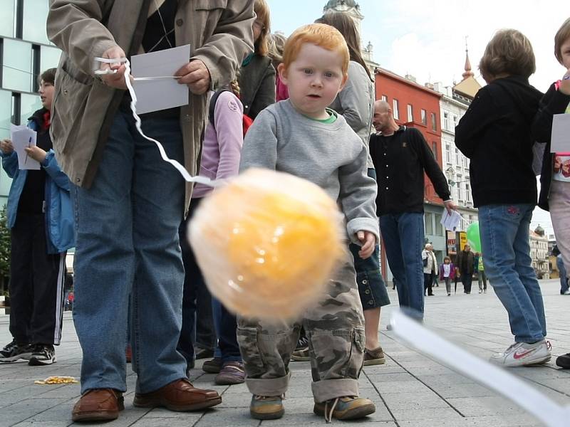 Děti v neděli odpoledne na brněnském náměstí Svobody plnily nejrůznější úkoly