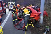 Mladou ženu museli po havárii z auta vyprostit hasiči.