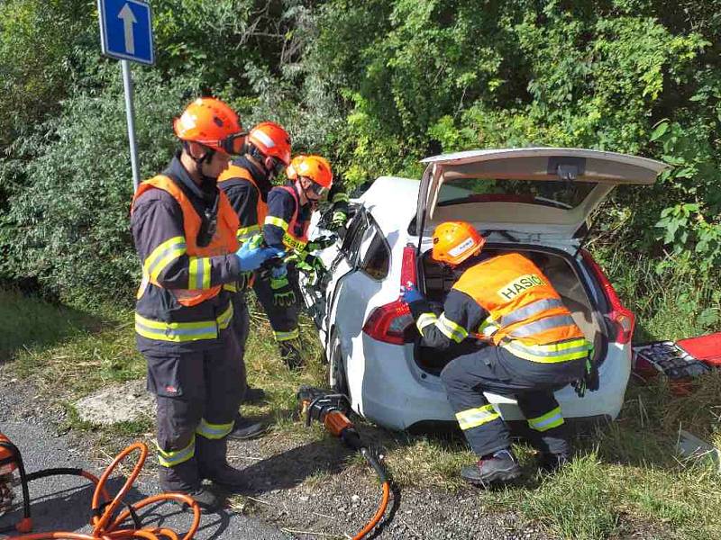 Provoz na silnici I/50 zablokovala ve čtvrtek odpoledne dopravní nehoda nákladního a osobního auta. Došlo k ní před půl pátou poblíž nájezdu na dálnicí D1 ve směru na Brno. Při střetu aut se zranili dva lidé.