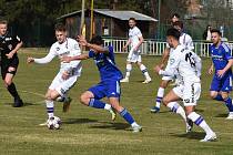 V generálce na jarní část sezony líšeňští fotbalisté (v bílém) remizovali s Jihlavou 1:1.