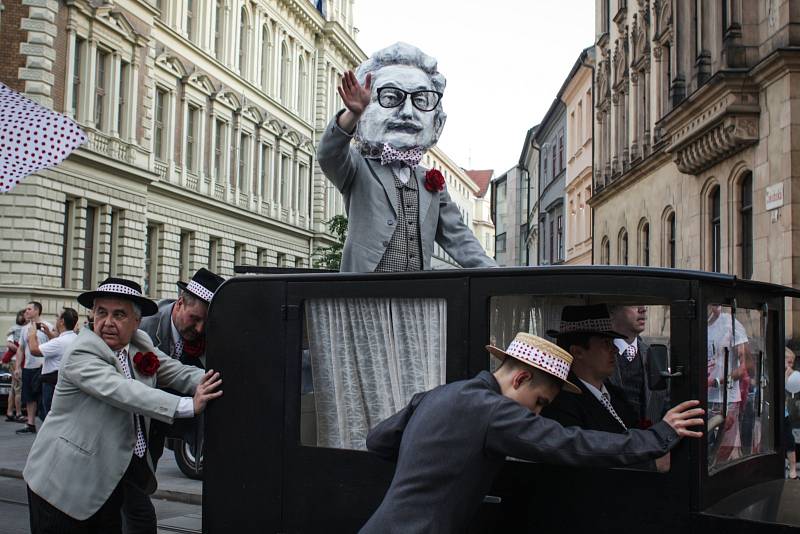 Posledním dnem vyvrcholil v pátek festival Na prknech, dlažbě i trávě, který trval od pondělí. Závěrečný program obstaral bláznivý Den masek, který do brněnských ulic přilákal stovky lidí.