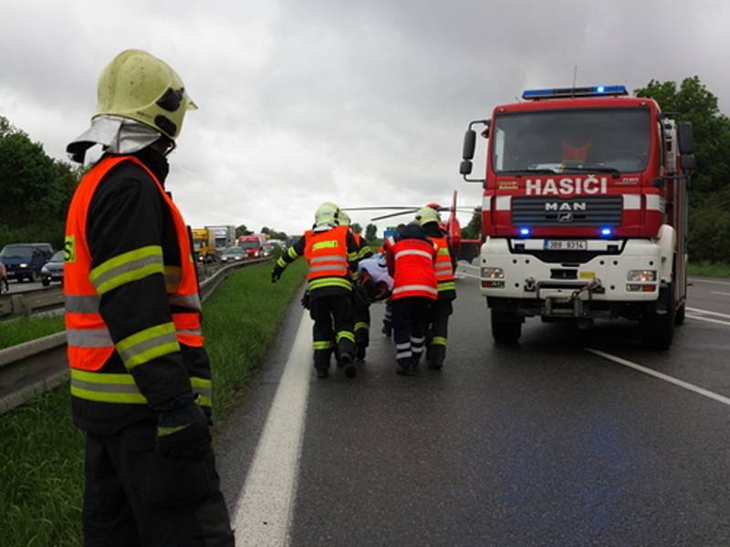 Zásah vrtulníku záchranářů si vyžádala dopravní nehodana 204. kilometru dálnice D1 u obce Podolí v pondělí před jedenáctou hodinou dopoledne. 