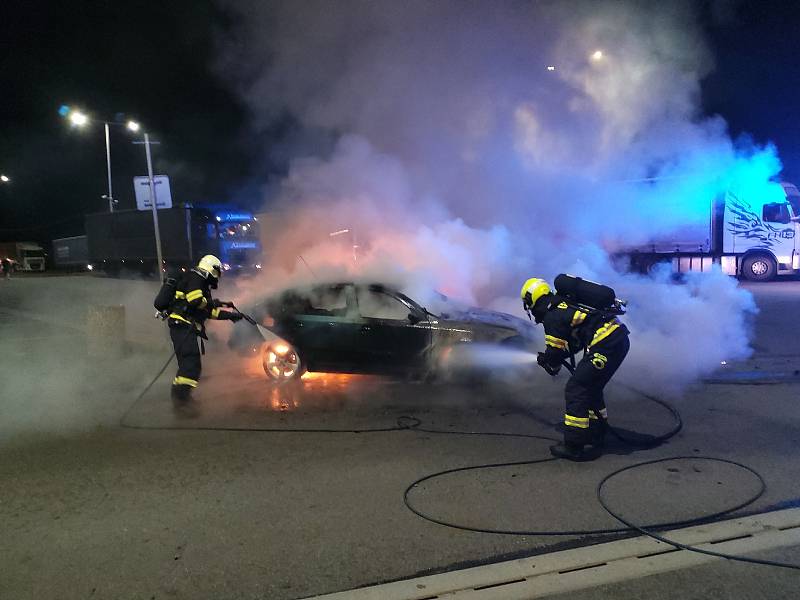 Úterní ranní požár osobního auta na odpočívadle dálnice D1 v Popůvkách na Brněnsku.