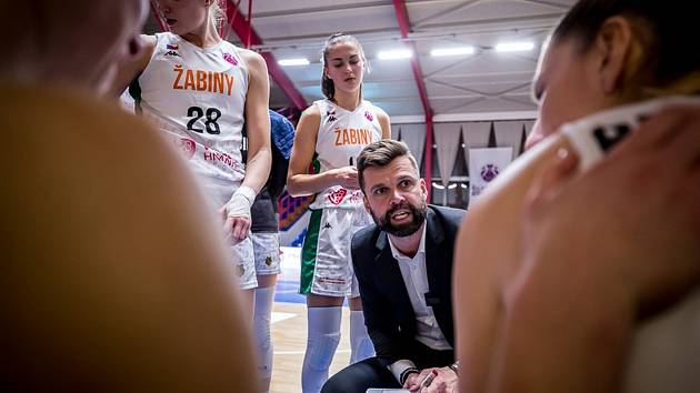 Basketbalistky brněnských Žabin (v bílém) poslouchají pokyny kouče Viktora Pruši.