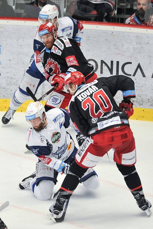 Finále play off hokejové extraligy - 2. zápas: HC Oceláři Třinec vs. HC Kometa Brno (v bílém).