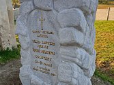 Pomník připomínající místo posledního odpočinku obyvatel oslavanského kláštera zdobí hřbitov.