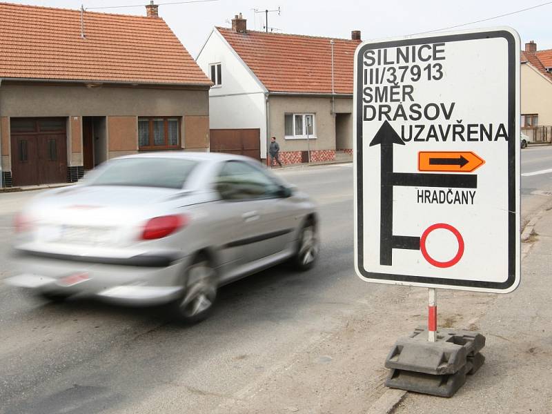 Silnici mezi Tišnovem a Kuřimí uzavře oprava železničního mostu mezi Hradčanami a Čebínem na Brněnsku.
