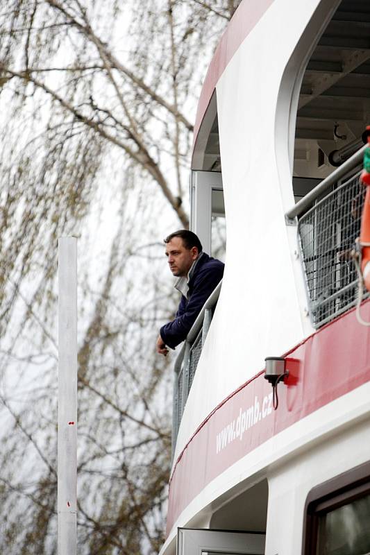 Dopravní podnik města Brna po zimě spustil na hladinu Brněnské přehrady dvě lodě.