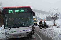 V pátek odpoledne se u Lomnice na Brněnsku srazilo auto s protijedoucím autobusem.