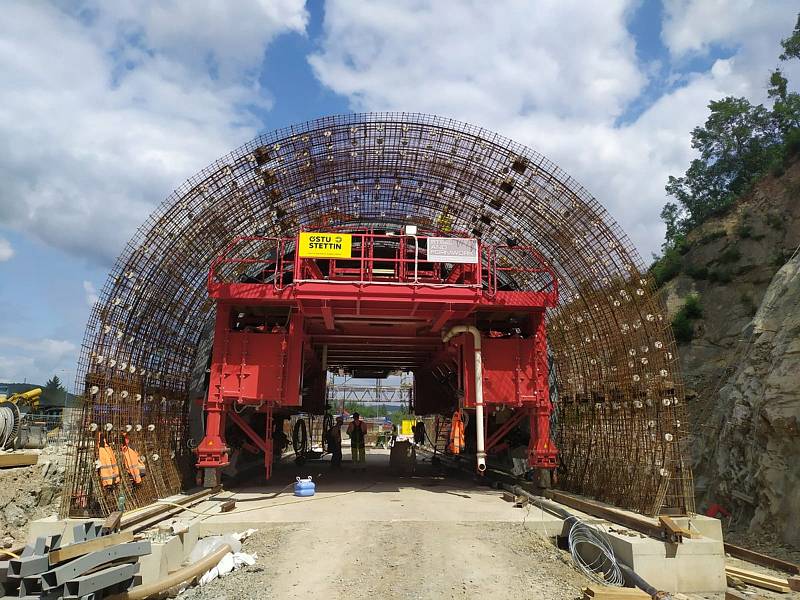 Jak probíhala stavba tramvajového tunelu v Žabovřeské.