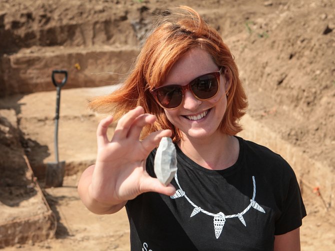 Archeologové objevili 450 kamenných nástrojů na poli mezi brněnskou Líšní a Podolím. K nejvýznamnějším nálezům patřily ty nejmenší – navrtané ulity pokryté červeným okrem.