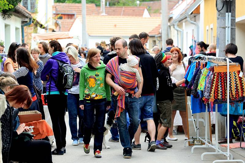 Ačkoliv si někteří návštěvníci v brněnské Kamenné kolonii připadají jako ve skanzenu, v neděli odpoledne bylo pod Červeným kopcem podstatně živěji než v památkových rezervacích.