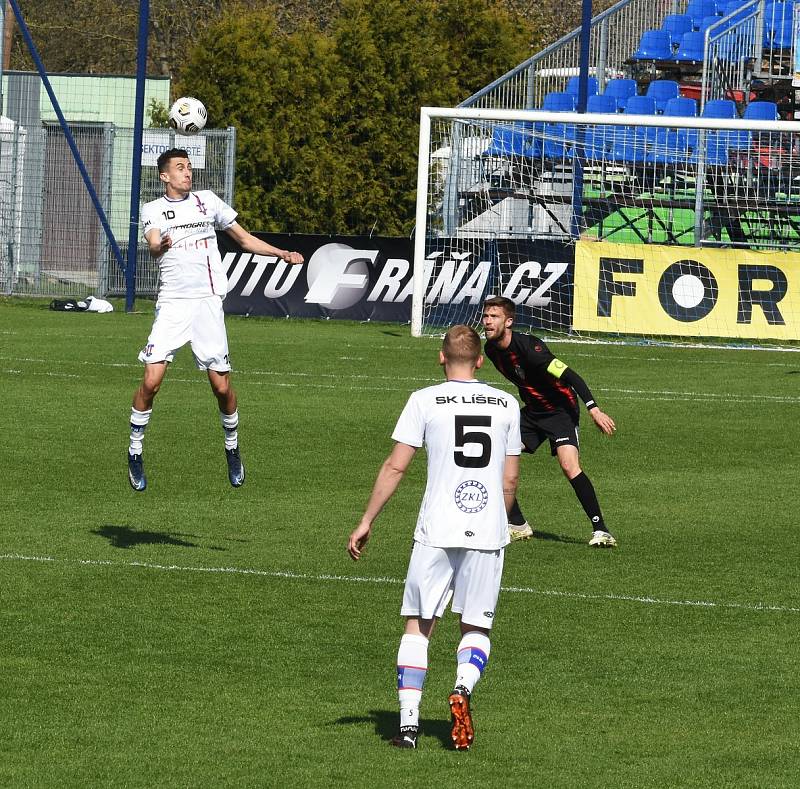 Líšeňští fotbalisté (v bílém) remizovali ve dvacátém kole FORTUNA:NÁRODNÍ LIGY s Viktorií Žižkov 1:1. V této sezoně doma ještě neprohráli.