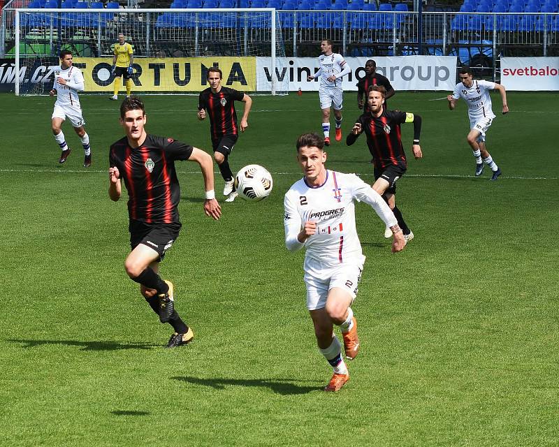 Líšeňští fotbalisté (v bílém) remizovali ve dvacátém kole FORTUNA:NÁRODNÍ LIGY s Viktorií Žižkov 1:1. V této sezoně doma ještě neprohráli.