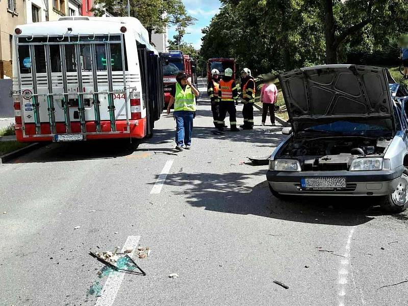 Téměř dvě hodiny nejezdily v neděli Bělohorskou ulicí v brněnských Židenicích autobusy linek 55 a 75. Před půl třetí se tam srazilo osobní auto a autobus linky 55, který jel z Židenic do Mariánského údolí.