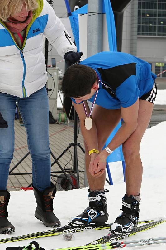 Desítky otužilých nadšenců se účastnily kryathlonu na Olympijském festivalu v Brně.