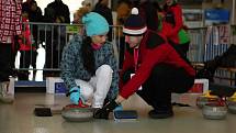 Největší fronty čekají návštěvníci na Olympijském festivalu v Brně na curling.