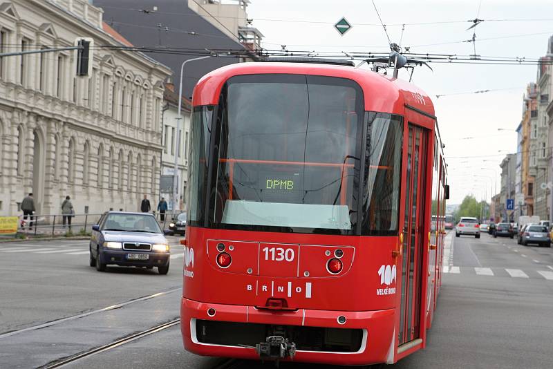 Primátorka Markéta Vaňková pokřtila v úterý dopoledne na náměstí Svobody speciální tramvaj a zahájila oslavy sta let velkého Brna. Pak také zasadila v lužáneckém parku lípu.