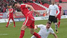 Fotbalisté Zbrojovky Brno (v červeném) uhráli s Karvinou jen bezbrankovou remízu.