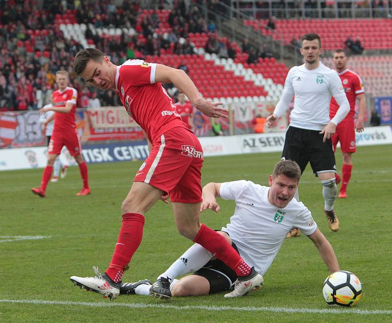 Fotbalisté Zbrojovky Brno (v červeném) uhráli s Karvinou jen bezbrankovou remízu.