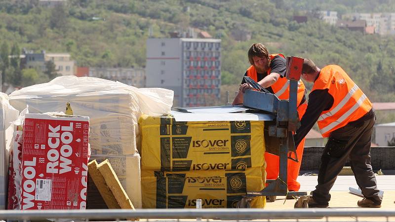 Stavba první kancelářské budovy v areálu Nová Zbrojovka dosáhla nejvyššího bodu.