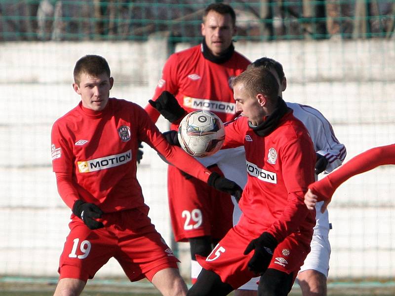 Zbrojovka (v červeném) přehrála Třinec 2:1.