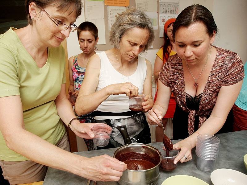 Že existuje i zdravější verze čokolády, lidem v pondělí ukázali pracovníci ze zařízení Lipka na takzvaném Čokoworkshopu. V Kamenné ulici jim předvedli kakaový průmysl z pohledu fairtrade a odpovědné spotřeby. 