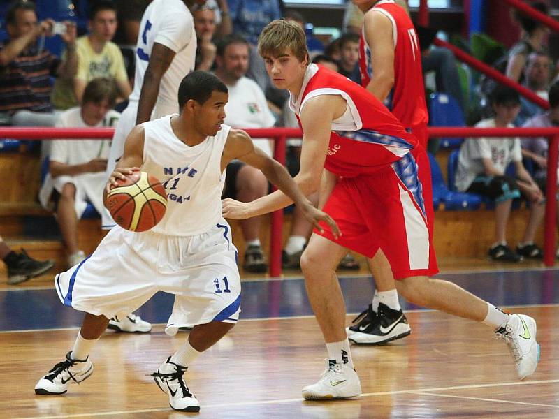 Výběr amerických basketbalových mladíků ze státu Michigan ve středu prohrál s českou reprezentační osmnáctkou v brněnské hale Rosnička 63:76.