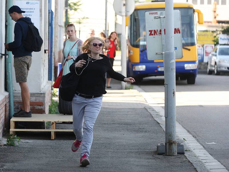 Při výluce přesedají cestující do Brna například na dolním nádraží. K hlavnímu nádraží je přepravují náhradní autobusy.