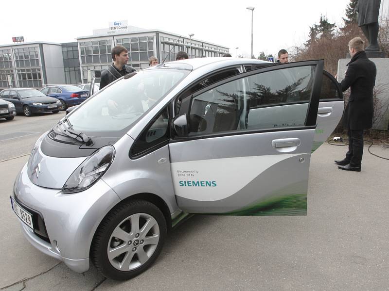 Na Dni firem se na Fakultě strojního inženýrství v Brně představila třicítka společností. Mezi nimi byla i Škoda auto, která dovezla nový elektromobil.