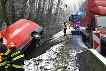 U Hajan se ve středu odpoledne srazilo osobní auto s dodávkou. Jeden z vozů skončil v příkopu.