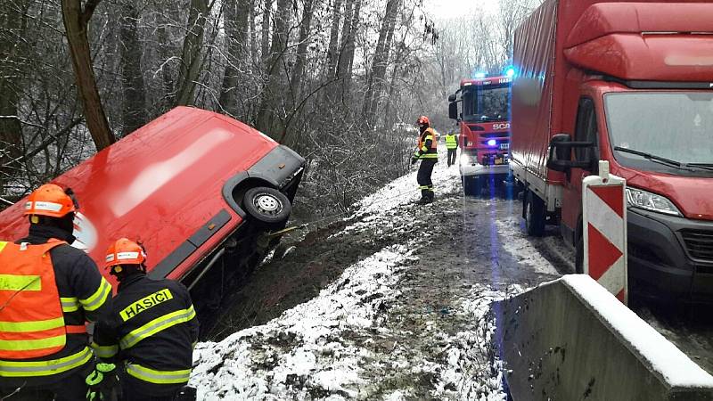 U Hajan se ve středu odpoledne srazilo osobní auto s dodávkou. Jeden z vozů skončil v příkopu.