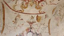 Na zámku v Lysicích restaurátoři obnovili výzdobu sala terreny.